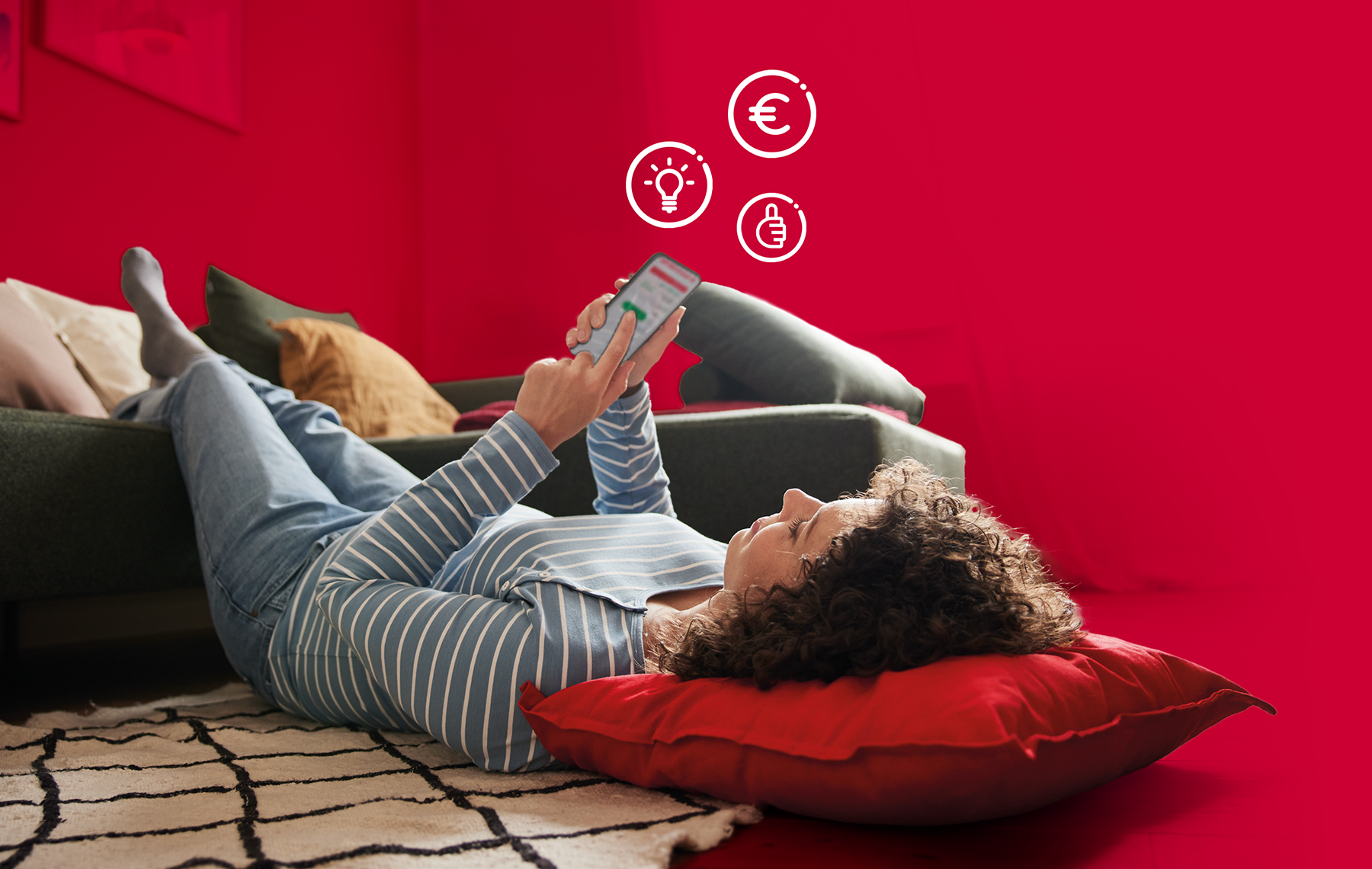 Chica en el suelo usando la app